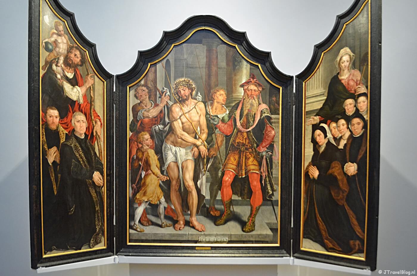 Het drieluik Ecce Homo-triptiek van Maarten van Heemskerck uit 1559-1560 in het Frans Hals Museum in Haarlem