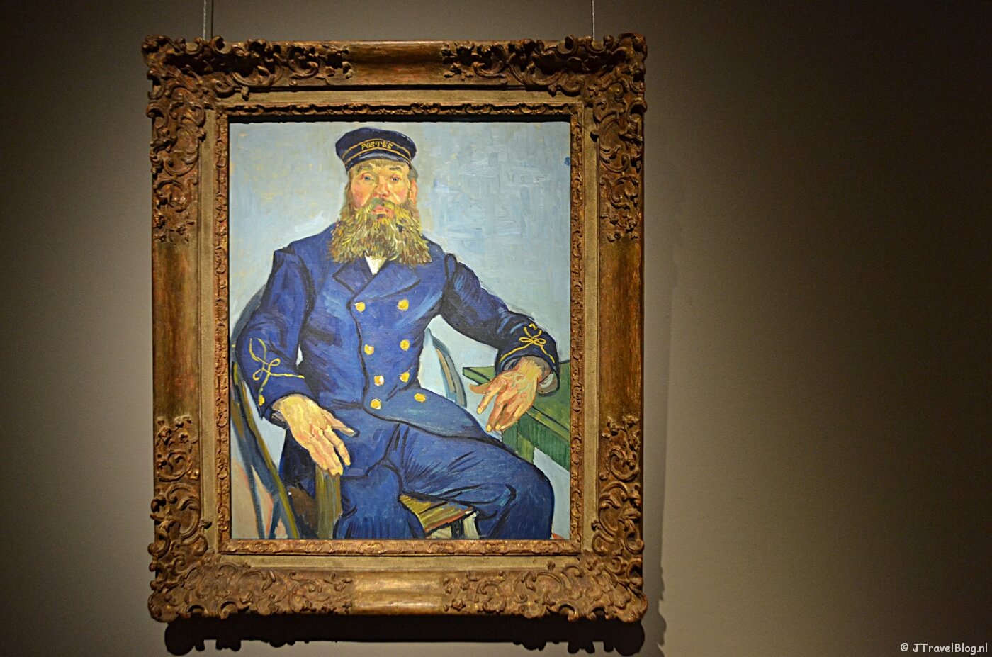 Het schilderij Postbode Joseph Roulin van Vincent van Gogh in het Frans Hals Museum in Haarlem