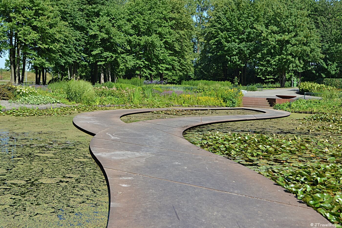 Het Haarlemmermeerse Bos in Hoofddorp. Dit is een overblijfsel van de Floriade 2002.