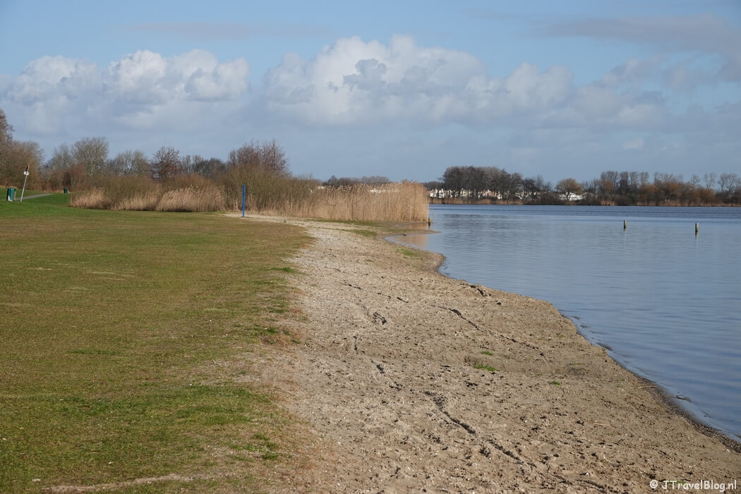 Het Oosterduinse Meer tijdens de Verborgen Verleden fietsroute langs historische plekken in Noordwijkerhout en De Zilk