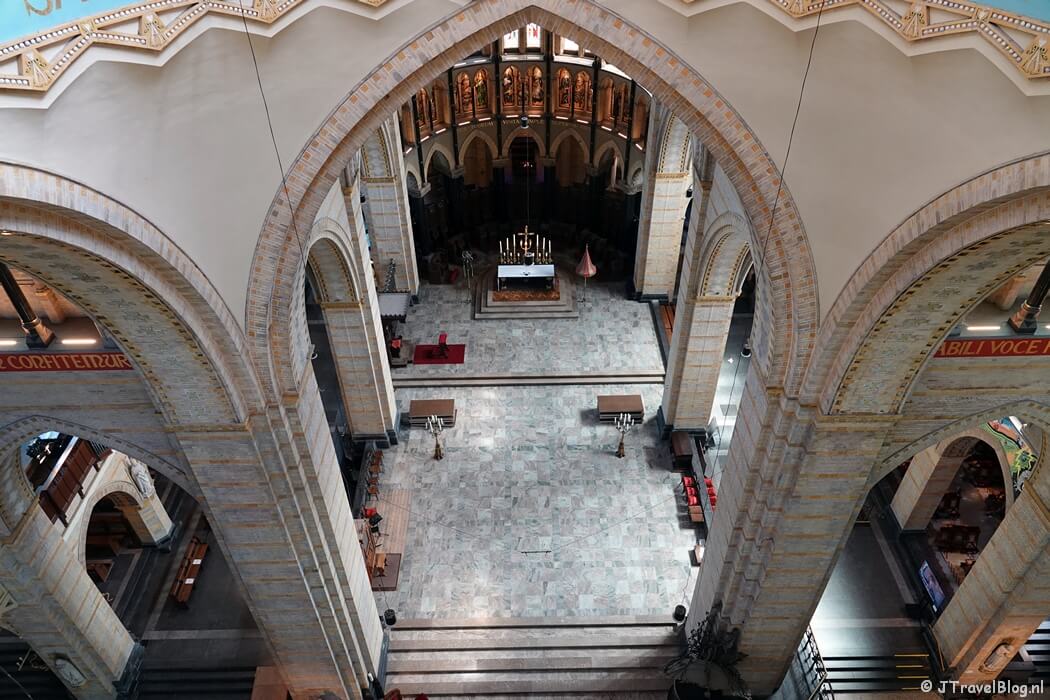 Het altaar tijdens mijn speurtocht in het kader van het 'Mysterie van de Rode Robijn' in de KoepelKathedraal in Haarlem