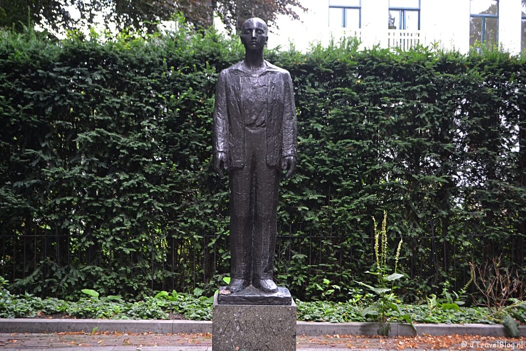 Het beeld Man voor het vuurpeleton van Mari Andriessen tijdens mijn wandeling langs de Beeldengalerij in Haarlem