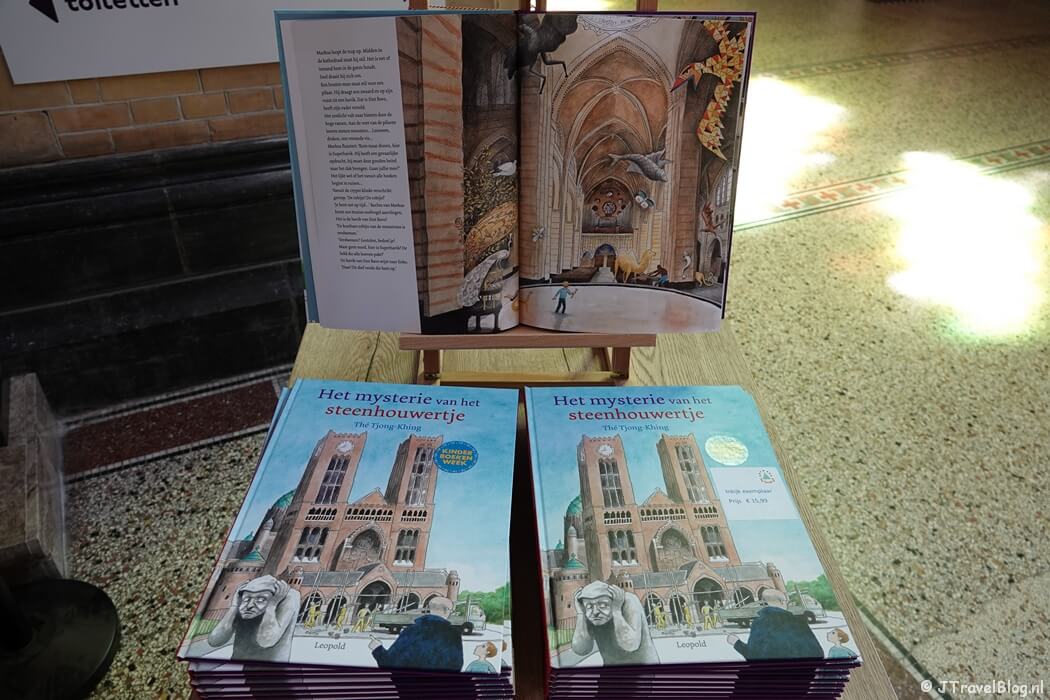 Boek van 'Mysterie van het steenhouwertje' te koop in de KoepelKathedraal in Haarlem