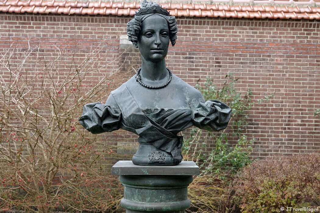Het borstbeeld van Anna Paulowna in de tuin van het Czaar Peterhuisje in Zaandam