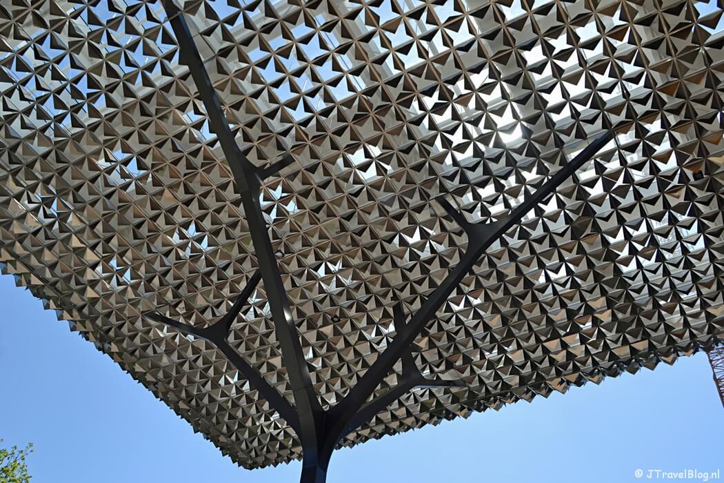 Het gebouw van de Goede Doelen Loterijen tijdens mijn wandeling langs het groene deel van de Amsterdamse Zuidas