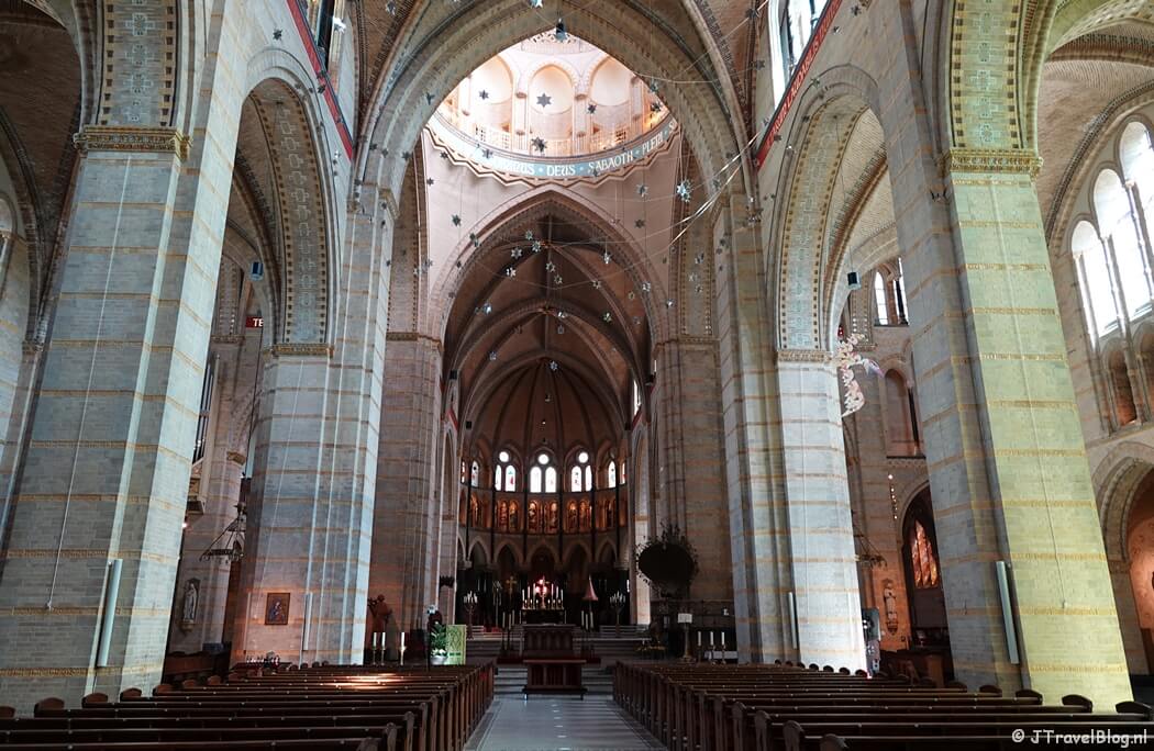 Het hoogaltaar tijdens het 'Mysterie van de Rode Robijn' in de KoepelKathedraal in Haarlem