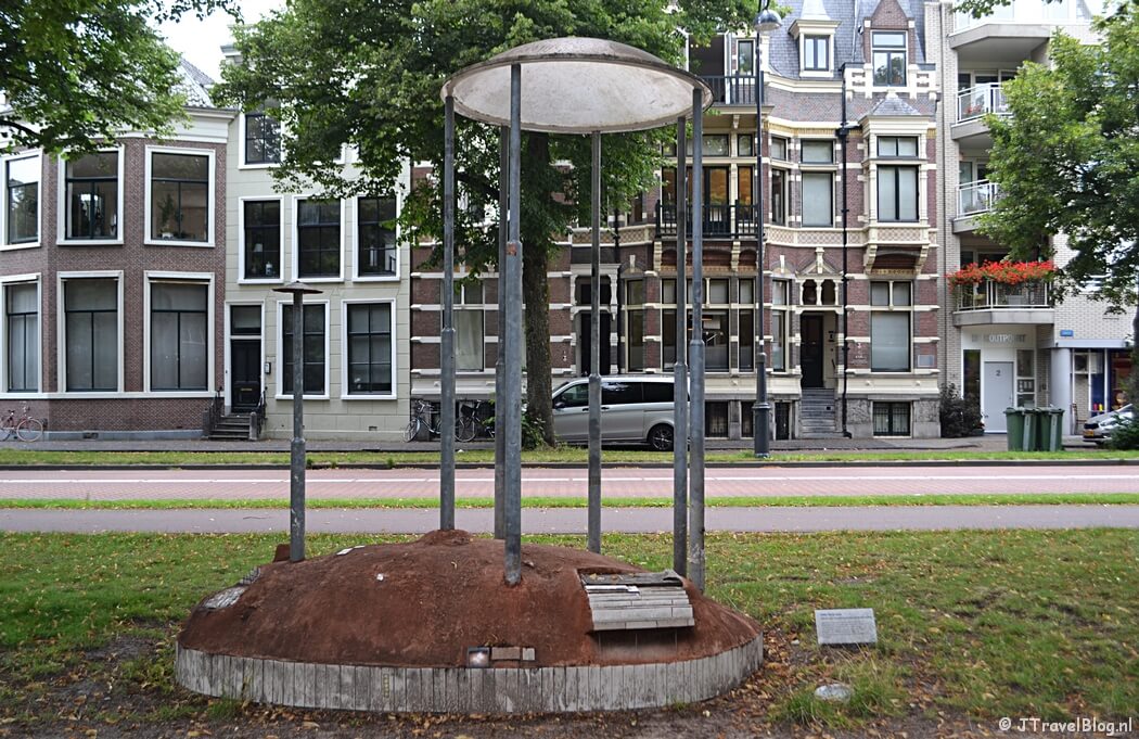 Het kunstwerk Eiland voor de gekoesterde stand van zaken van Hilke Walraven tijdens mijn wandeling langs de Beeldengalerij in Haarlem