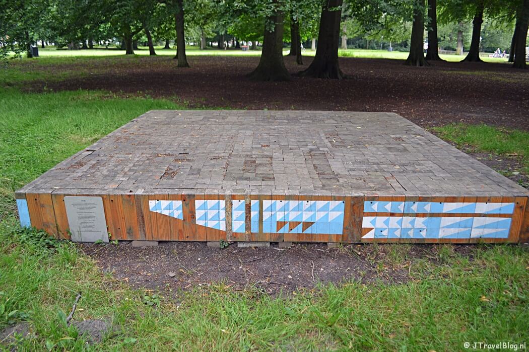 Het kunstwerk Estrade van Niels Broszat tijdens mijn wandeling langs de Beeldengalerij in Haarlem