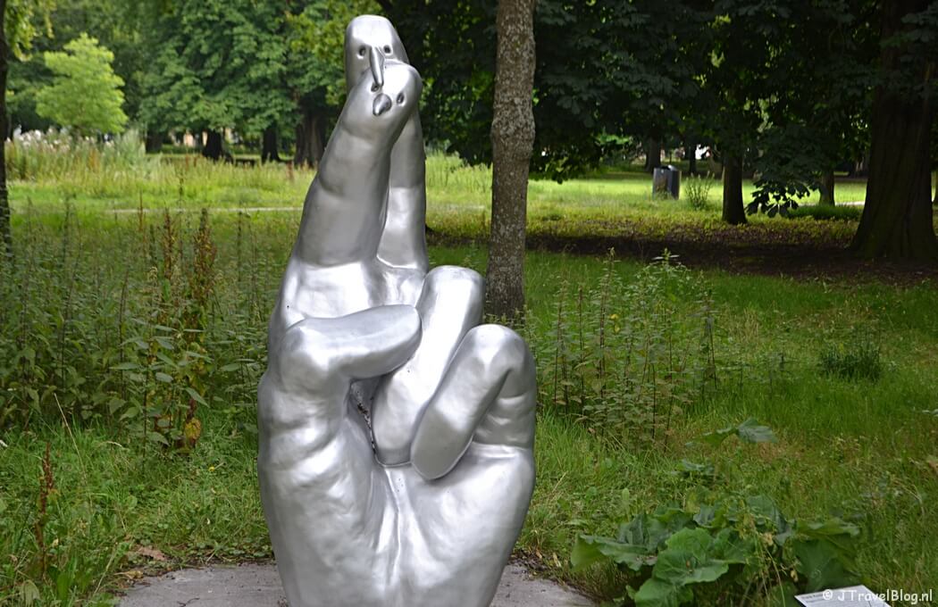 Het kunstwerk Fingers Crossed van Frank Koolen tijdens mijn wandeling langs de Beeldengalerij in Haarlem