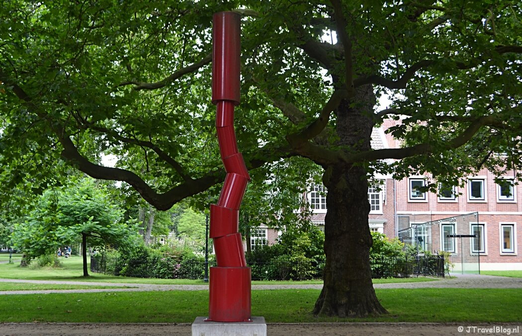 Het kunstwerk Stapeling van Sjoerd Buisman tijdens mijn wandeling langs de Beeldengalerij in Haarlem