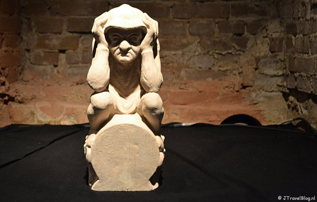 Een 3D-beeld van het poepende mannetje in de crypte van de Koepelkathedraal in Haarlem tijdens 'De Wezens van de Kathedraal'