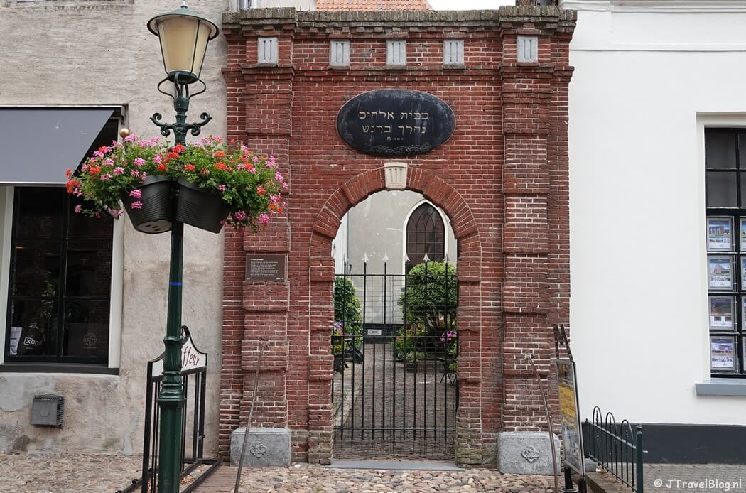 Het poortje bij Museum Sjoel Elburg