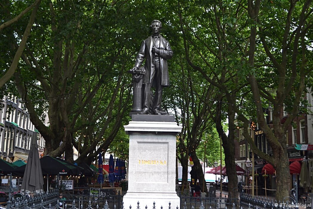 Het standbeeld van Thorbecke op het Thorbeckeplein in Amsterdam tijdens etappe 0 van het Westerborkpad
