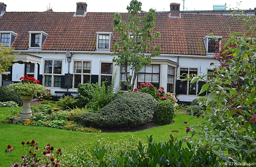 Hofje van Bakenes aan de Wijde Appelaarsteeg in Haarlem