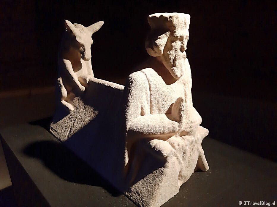 Een 3D-beeld van Jozef en de ezel in de crypte van de Koepelkathedraal in Haarlem tijdens 'De Wezens van de Kathedraal'