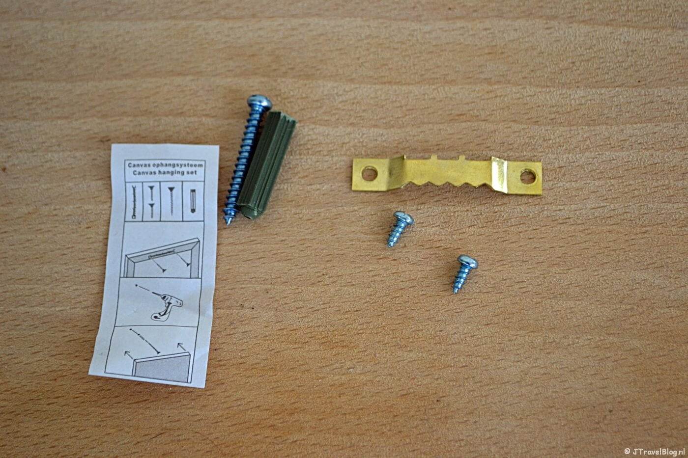 Het ophangsysteem van mijn canvas wereldkaart van wereldkaarten.nl