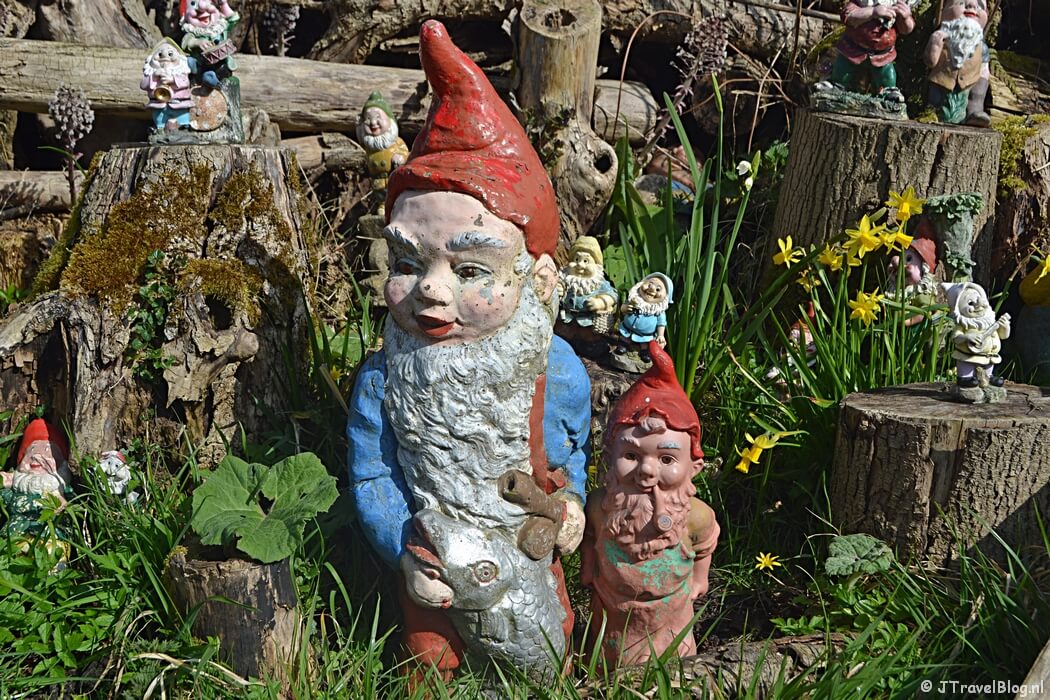 Kabouters in het kabouterdorp op Landgoed Keukenhof in Lisse