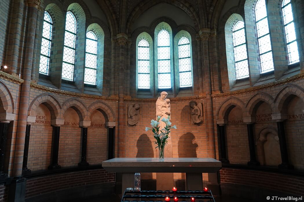 Een kapel tijdens het 'Mysterie van de Rode Robijn' in de KoepelKathedraal in Haarlem