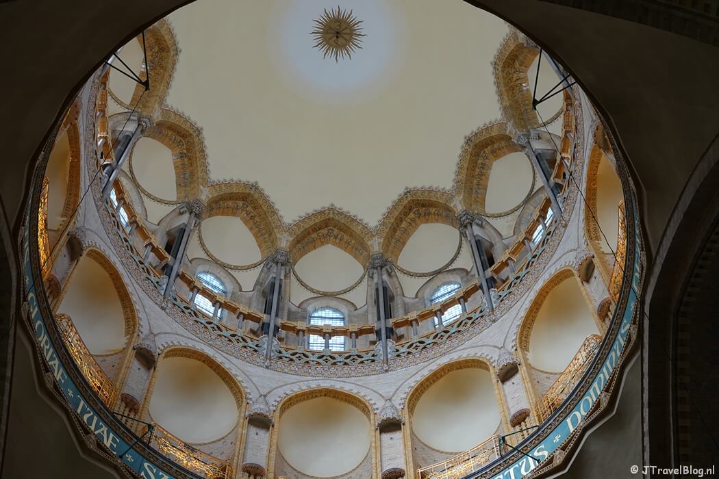 De koepel tijdens het 'Mysterie van de Rode Robijn' in de KoepelKathedraal in Haarlem