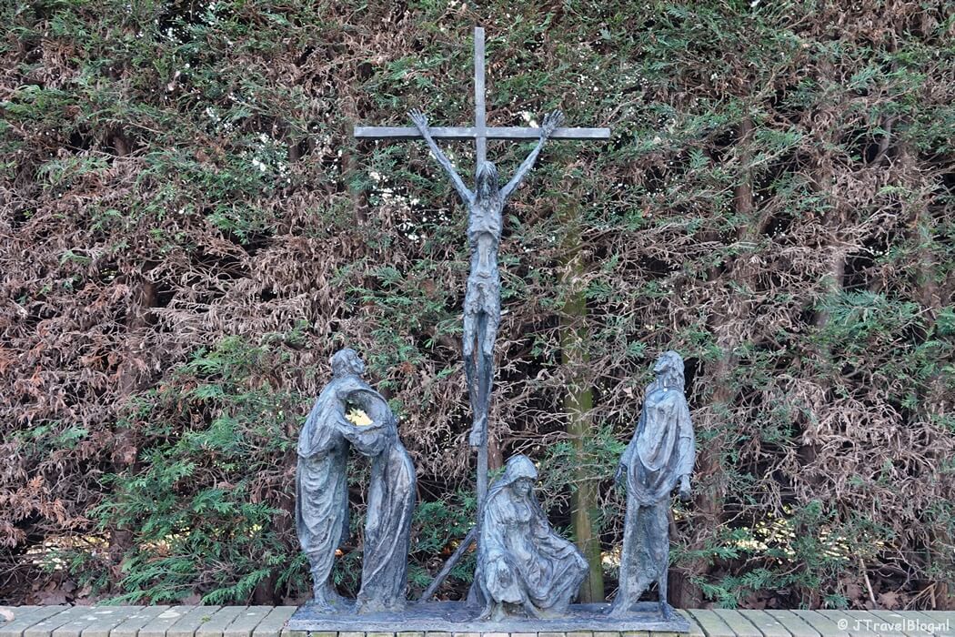 Kruiswegstatie: Jezus sterft in Bijbelse Tuin Hoofddorp