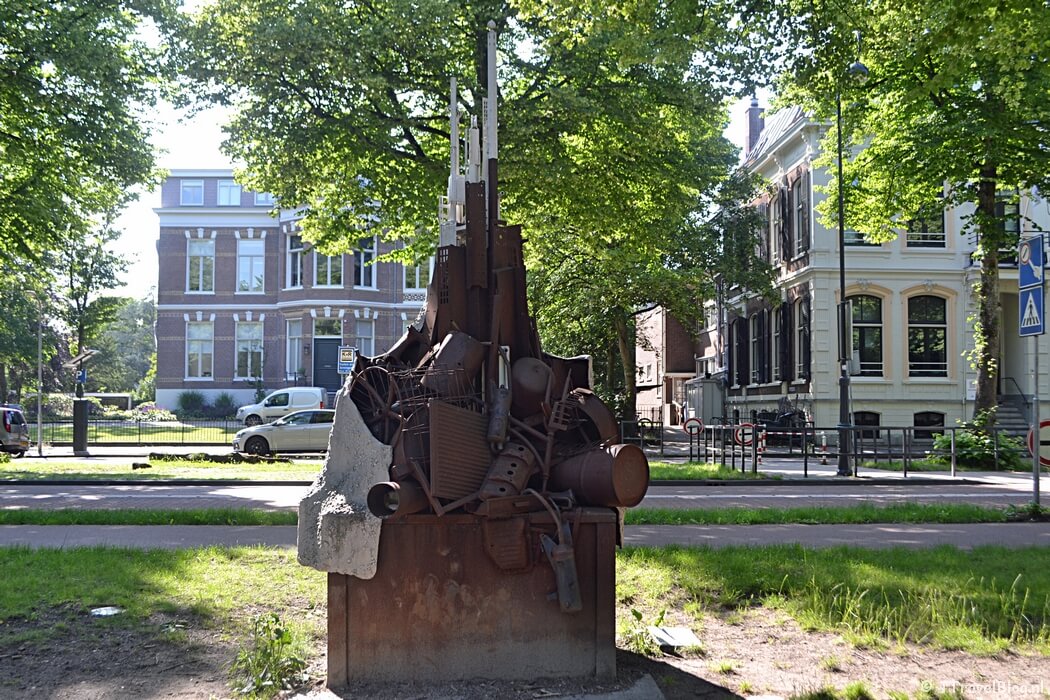 Het kunstwerk Cover-RE-cover van Marianne Lammersen tijdens mijn wandeling langs de Beeldengalerij in Haarlem