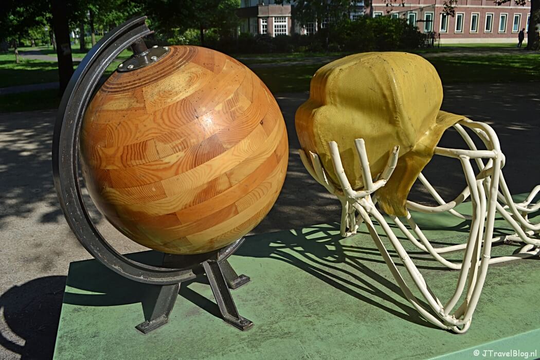 Het kunstwerk In Awe van Pieter W Postma tijdens mijn wandeling langs de Beeldengalerij in Haarlem