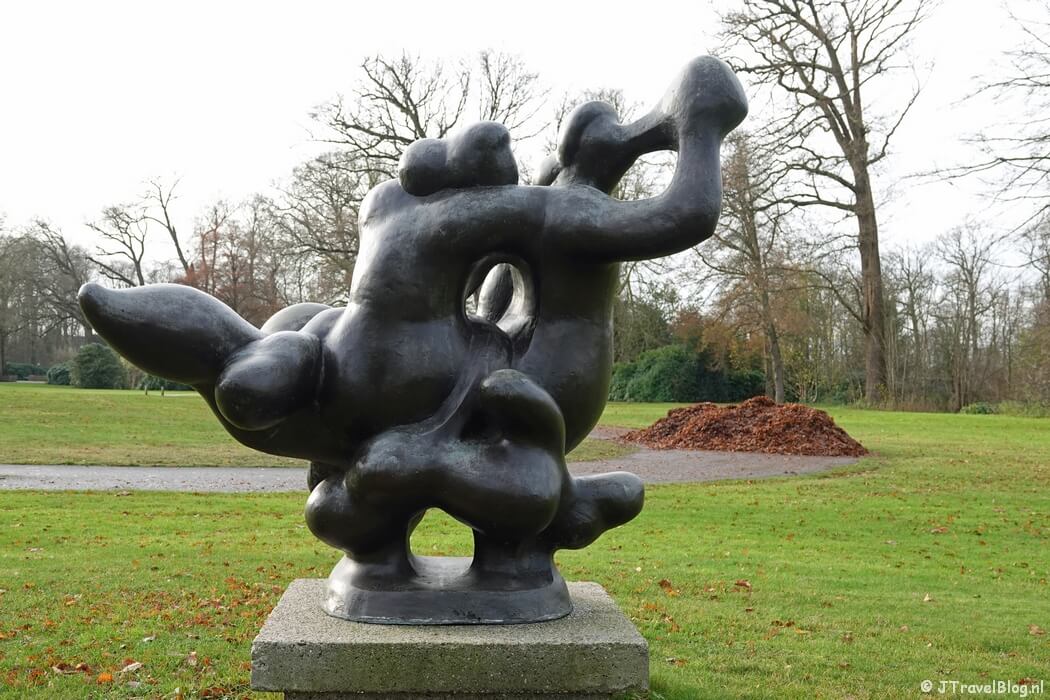 Het kunstwerk aan de Stationsweg tijdens de kunstroutewandeling bij Kasteel Keukenhof in Lisse