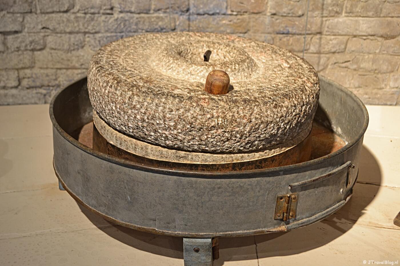 Een handmolen in een expositieruimte in Molenmuseum De Valk in Leiden