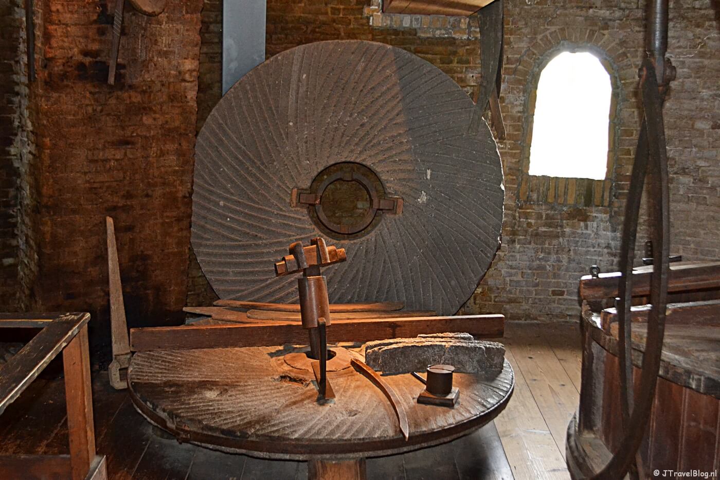 De steenzolder in Molenmuseum De Valk in Leiden