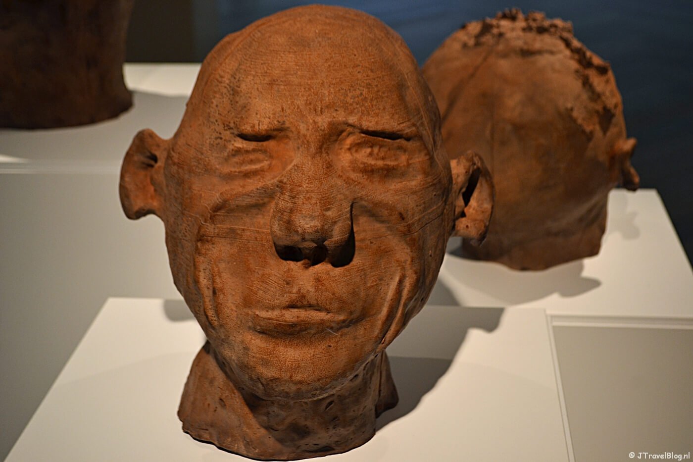 Kunstwerk โchocoladeportrettenโ van kunstenaar Djonga Bismar in het LAM (Lisser Art Museum) in Lisse.