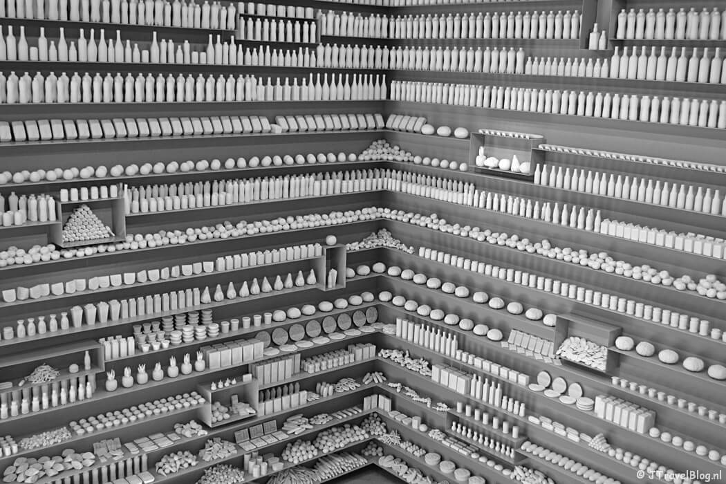 Kunstwerk ‘Food Chain Project’ van kunstenaar Itamar Gilboa. Alles wat je ziet liggen is door Itamar Gilboa in een jaar gegeten en in porselein gemaakt in het LAM (Lisser Art Museum) in Lisse