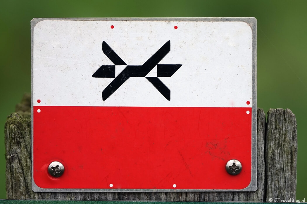 Markeringsteken van het Westerborkpad tijdens de 20e etappe van het Westerborkpad