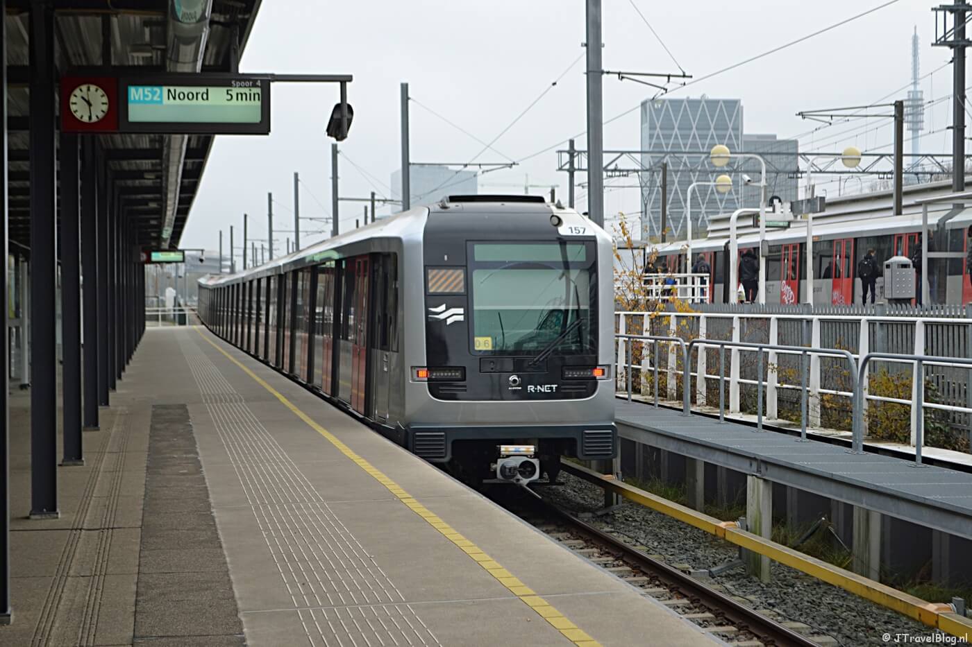 De metro op Station Zuid in Amsterdam