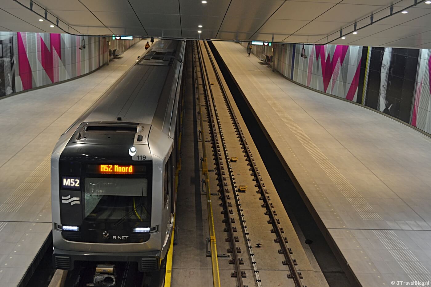 De metro in station Europaplein in Amsterdam