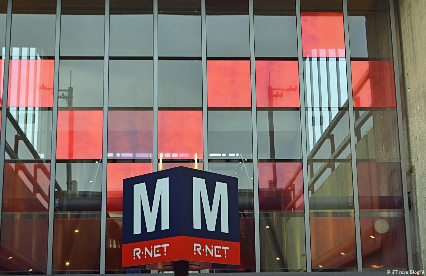 Het herkenningsbord van de metro (in dit geval bij Station Holendrecht)