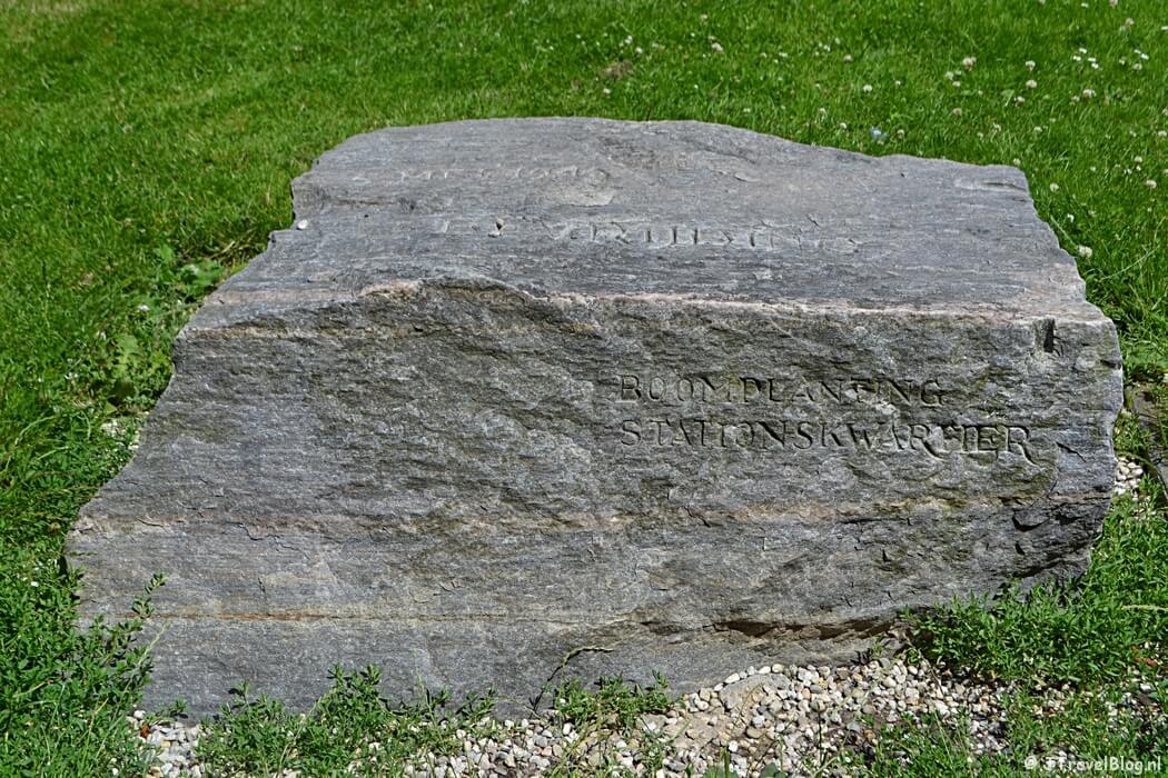 Monument bevrijding in het Kenaupark tijdens de Vrijheidswandeling in Haarlem