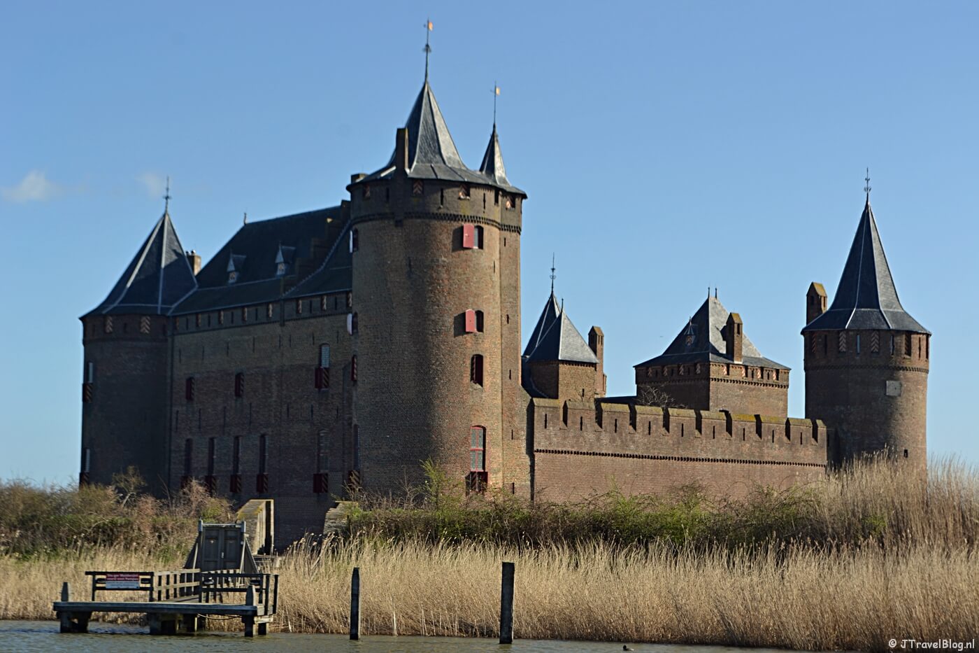 Het Muiderslot met de aanlegsteiger