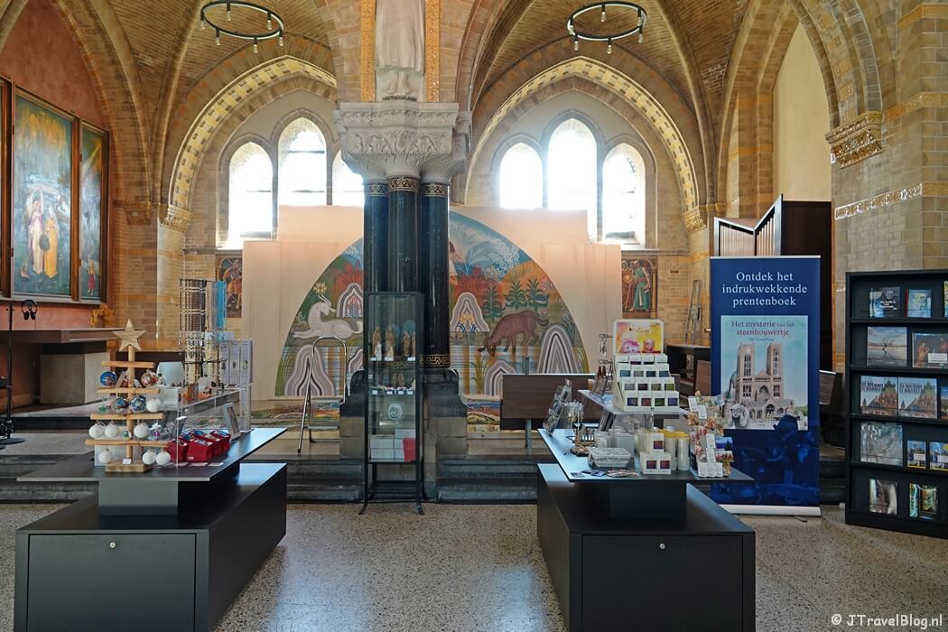De museumwinkel tijdens het 'Mysterie van de Rode Robijn' in de KoepelKathedraal in Haarlem
