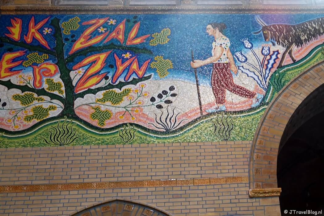 Het muurmozaïek van Mozes en de brandende braamstruik tijdens het 'Mysterie van de Rode Robijn' in de KoepelKathedraal in Haarlem