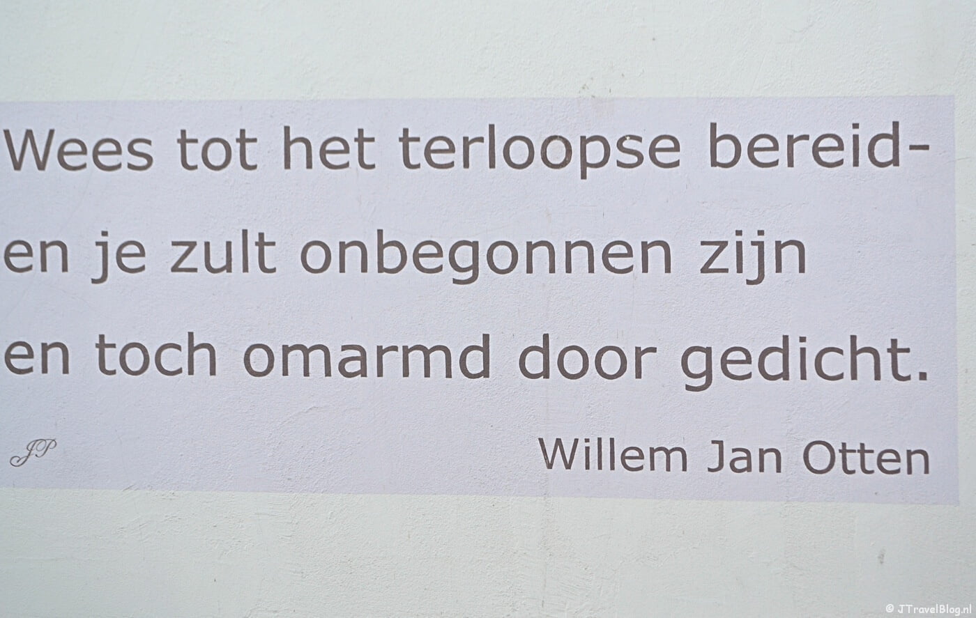 Muurgedicht 'Na de dwarreling’ van Jan Willem Otten