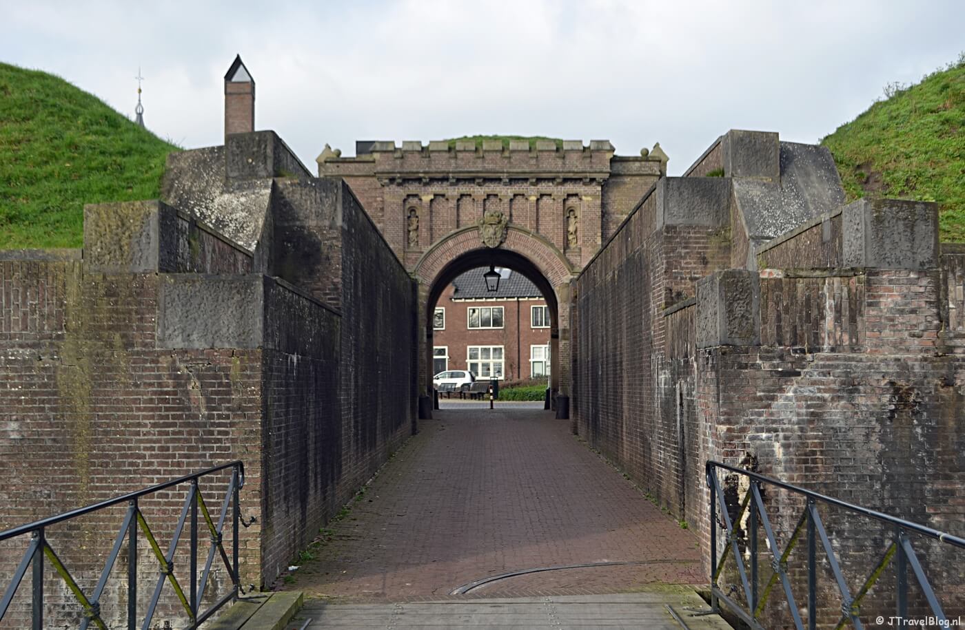 De Kraanbrug aan de achterkant van de Utrechtse Poort in Naarden