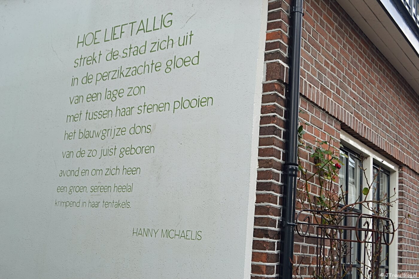 Muurgedicht ‘Hoe lieftallig strekt de stad zich uit’ van Hannie Michaelis