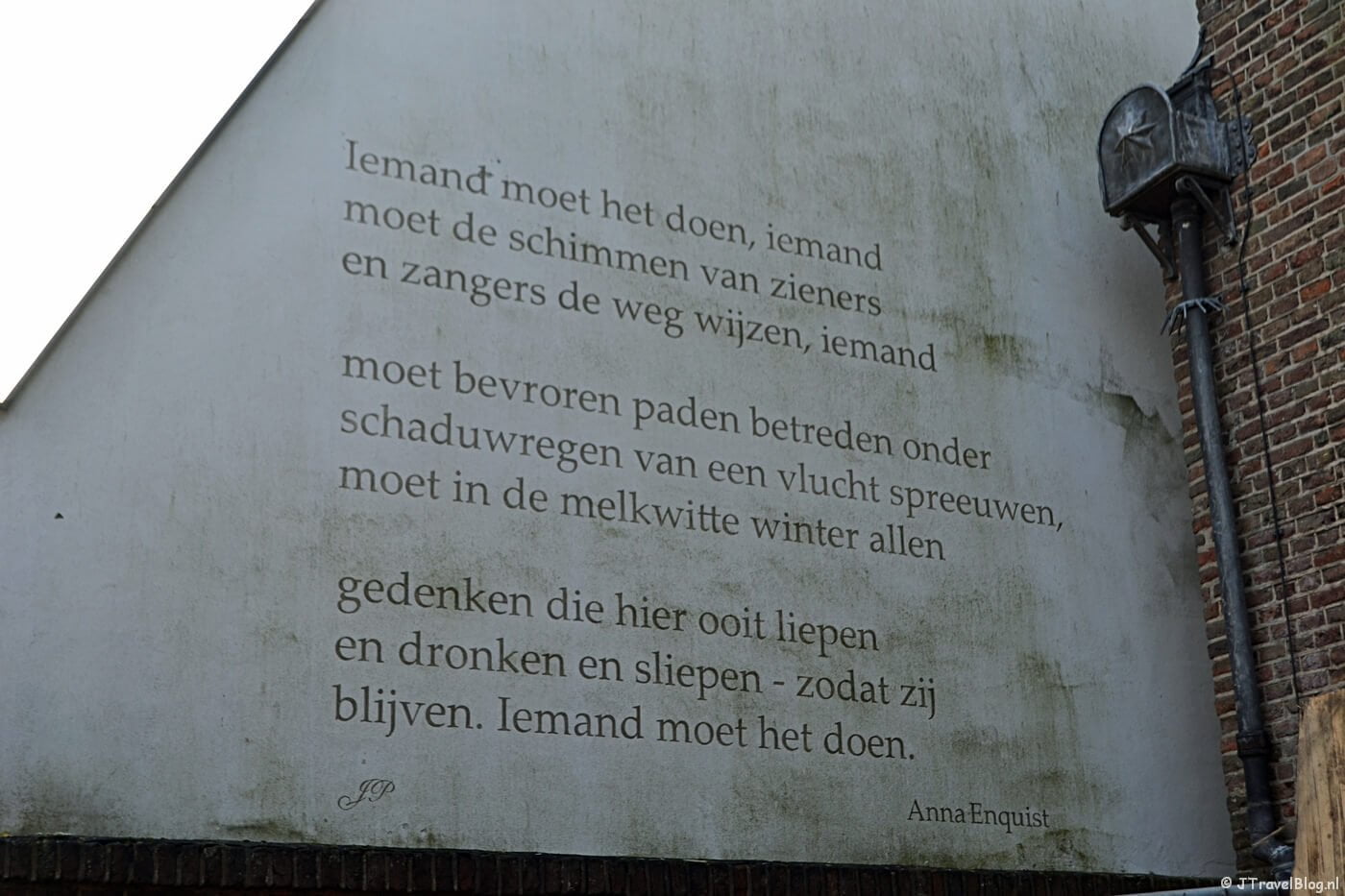 Muurgedicht ‘Iemand moet het doen’ van Anna Enquist