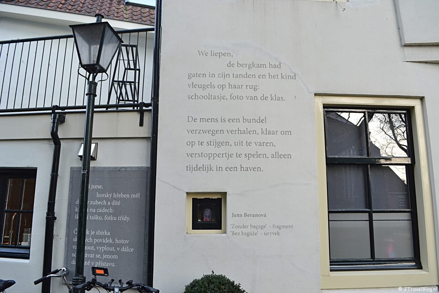 Muurgedicht ‘Zonder bagage’ van Jana Beranová