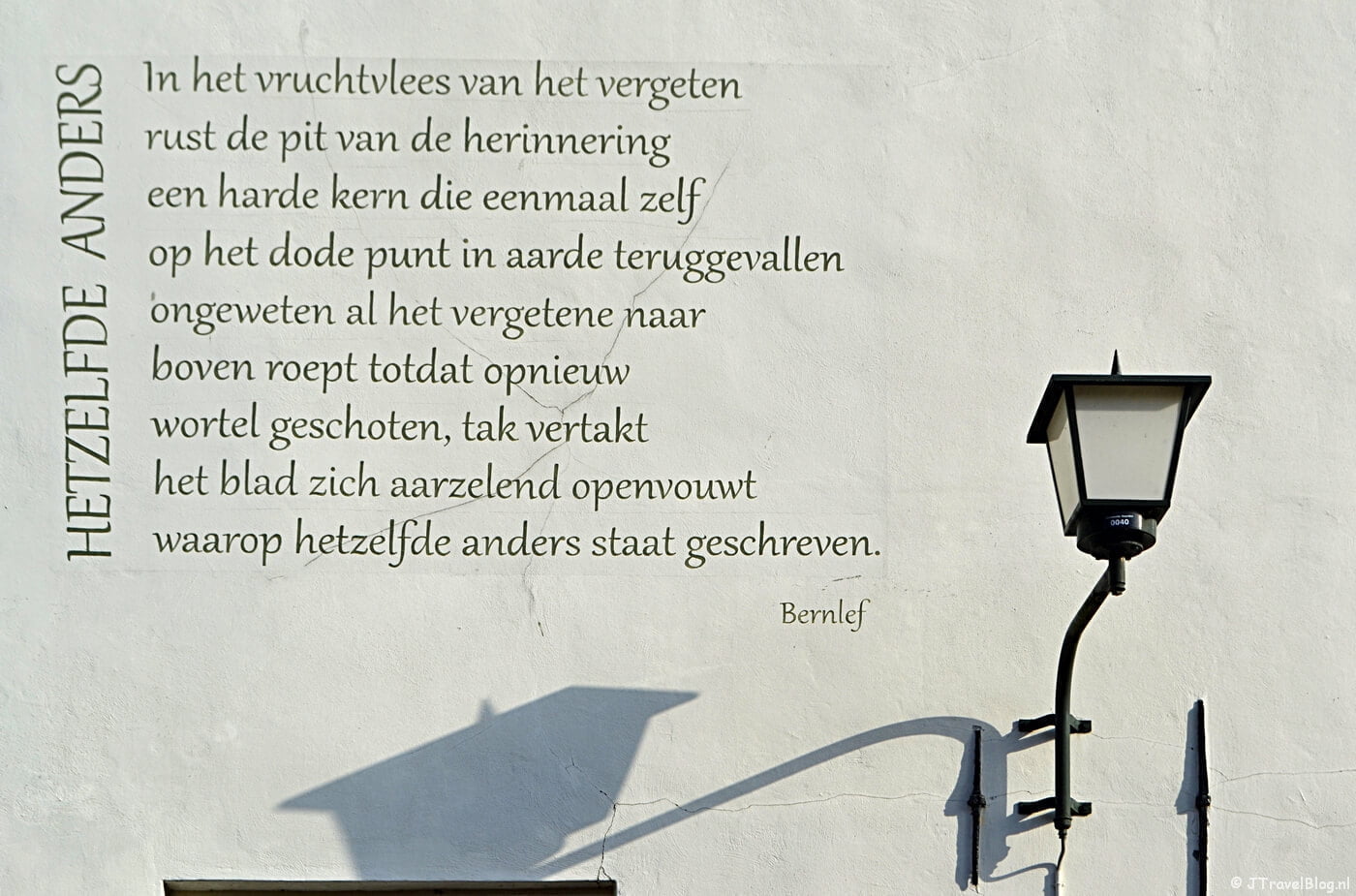 Muurgedicht ‘Hetzelfde anders’ van Bernlef
