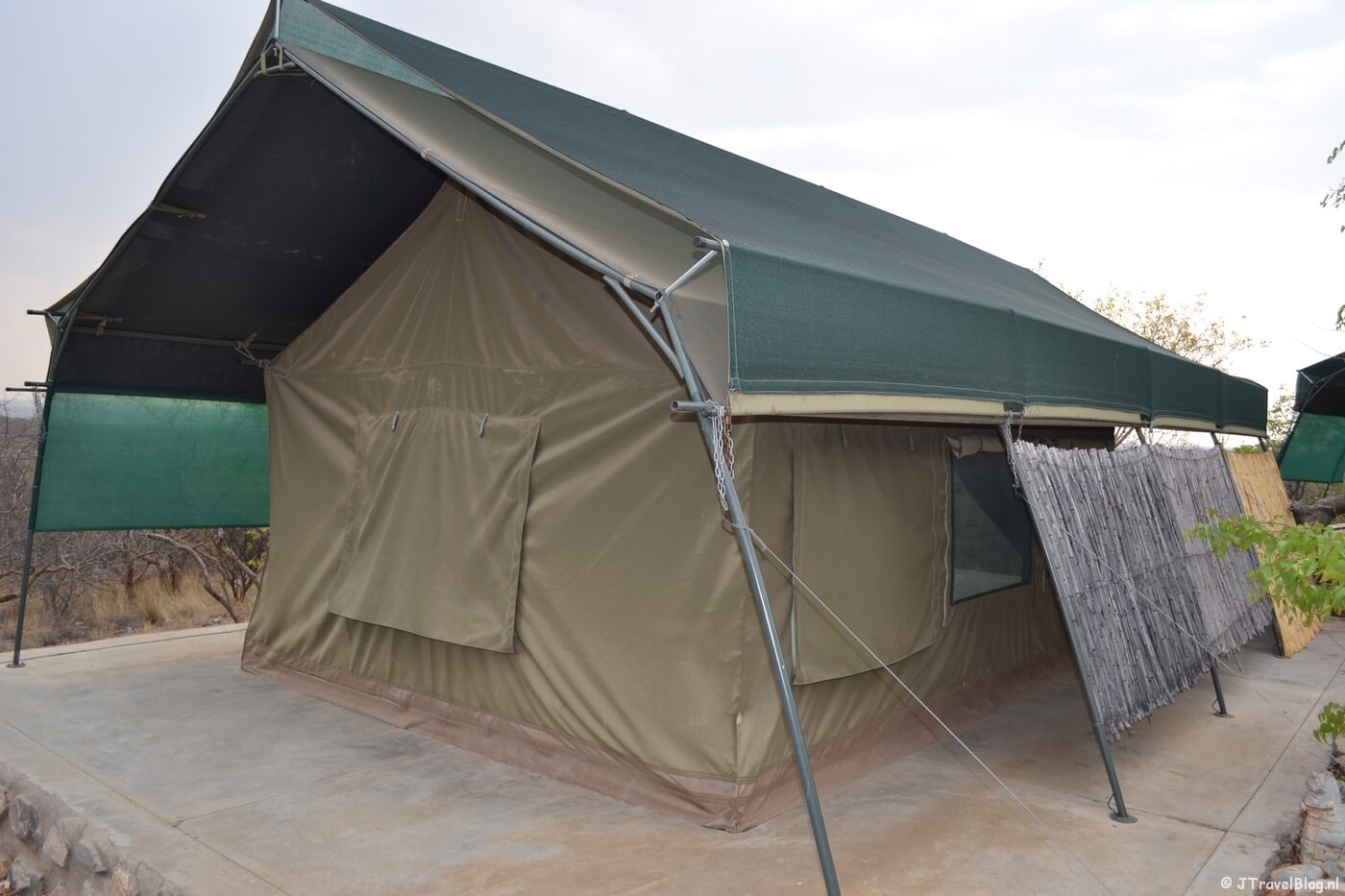 De buitenkant van mijn tent in Mondjila Safari Camp nabij het Etosha National Park in Namibië