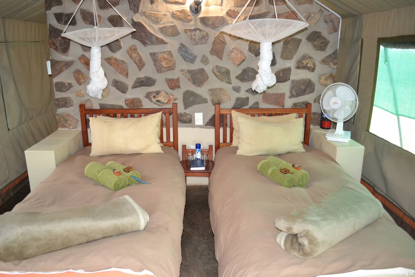 De binnenkant van mijn tent in Mondjila Safari Camp nabij het Etosha National Park in Namibië