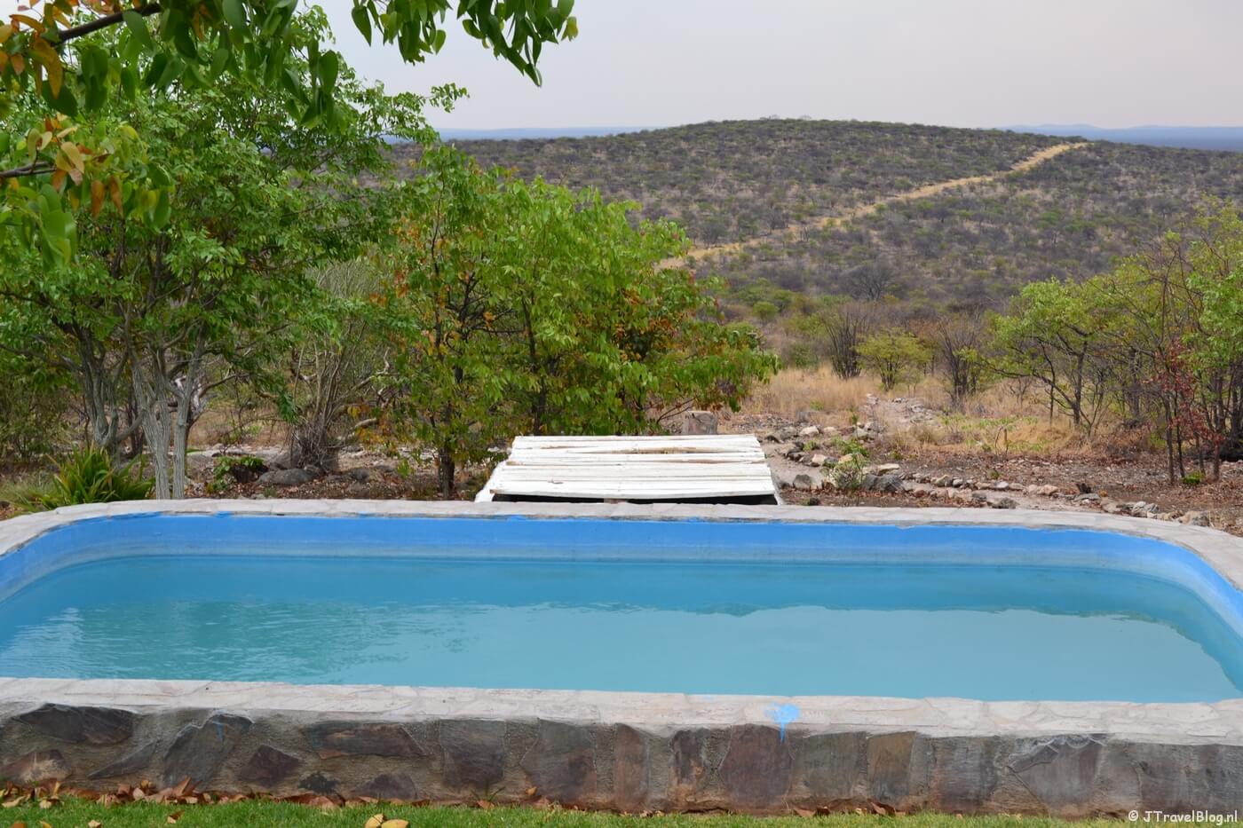 Het zwembad en het uitzicht van Mondjila Safari Camp nabij het Etosha National Park in Namibië