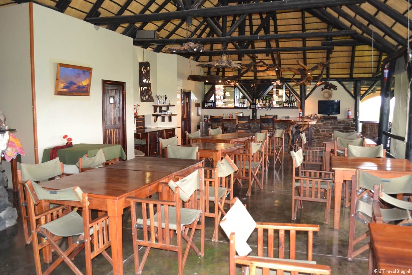 Het restaurant en de bar van Mondjila Safari Camp nabij het Etosha National Park in Namibië