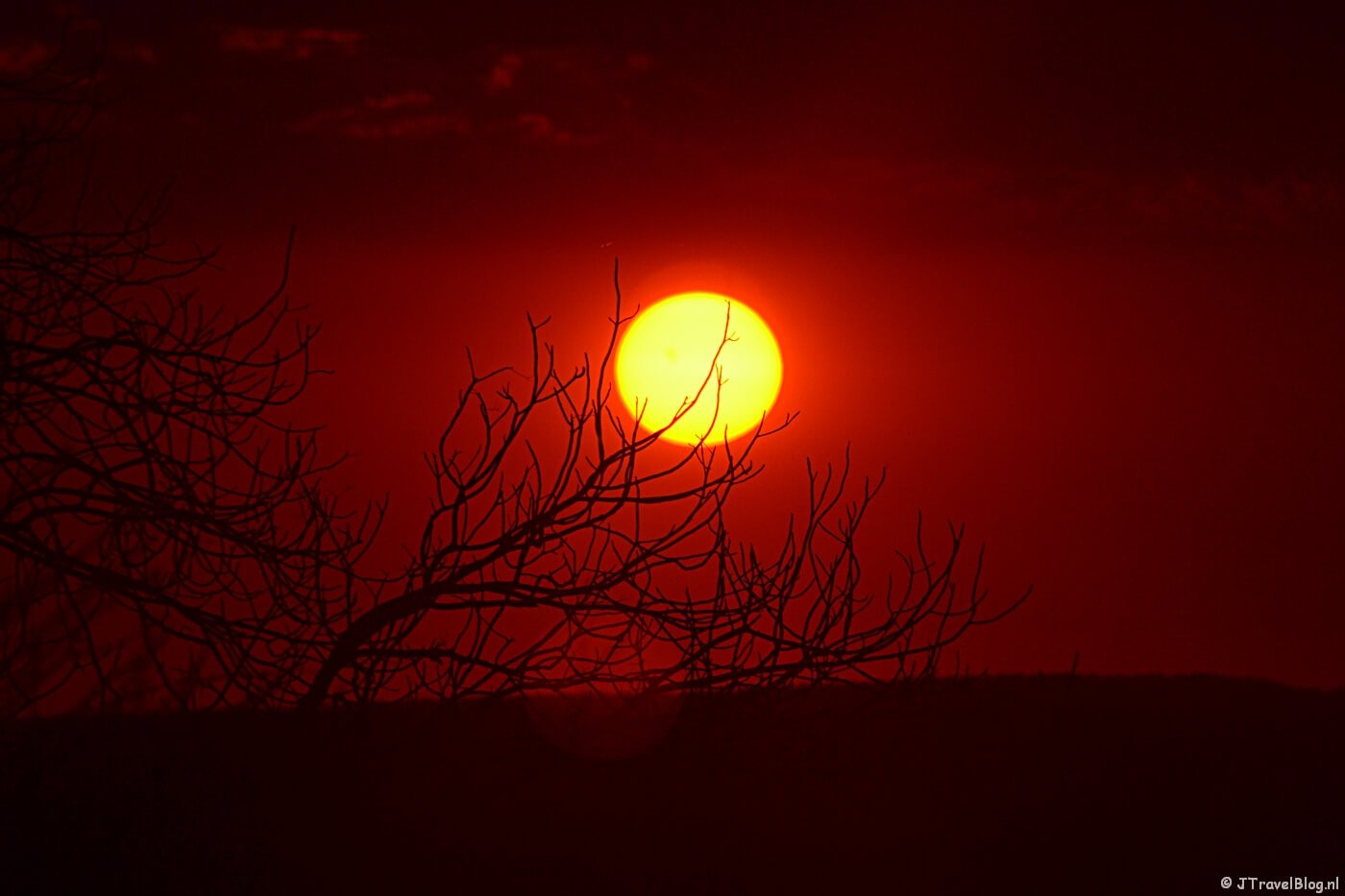 Zonsondergang in de buurt van Etosha National Park in Namibië, oktober 2014